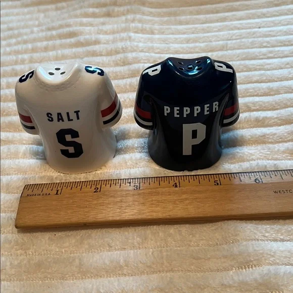 NY Giants Jersey Salt and Pepper Shakers - Picture 3 of 4